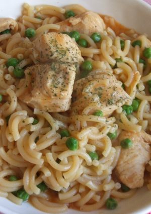 Foto principal de Pasta con pollo y guisantes en salsa especiada