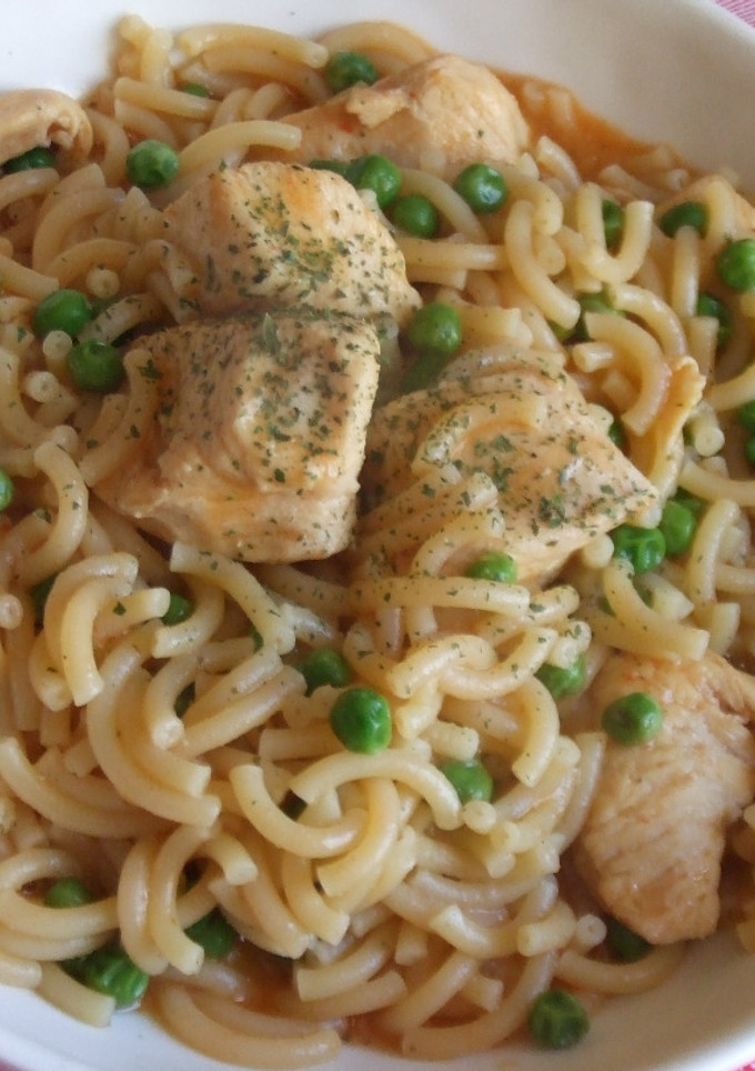 Una foto de Pasta con pollo y guisantes en salsa especiada