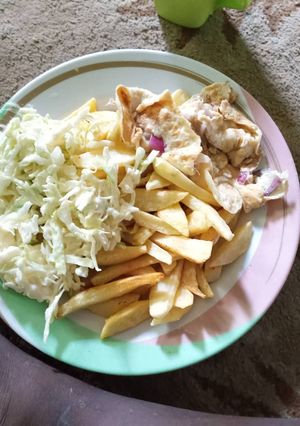 Potatoes chips cabbage and fry egg ainihin hoton girkin
