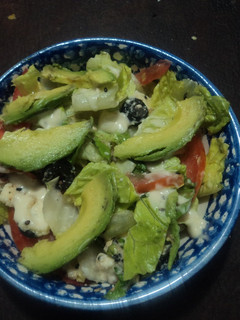 Una foto de Ensalada de aguacate con aderezo de crema y amaranto con chía. México