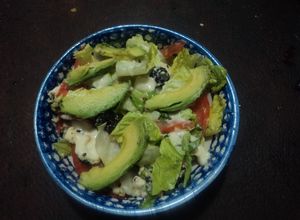 Una foto de Ensalada de aguacate con aderezo de crema y amaranto con chía. México