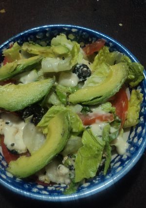 Una foto de Ensalada de aguacate con aderezo de crema y amaranto con chía. México