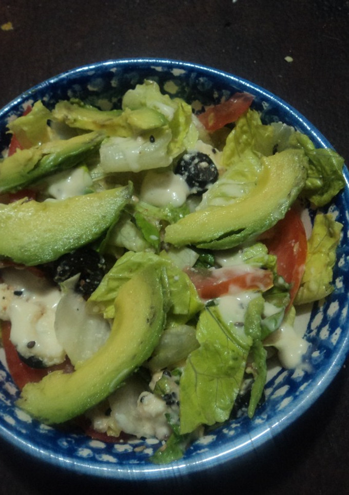 Una foto de Ensalada de aguacate con aderezo de crema y amaranto con chía. México