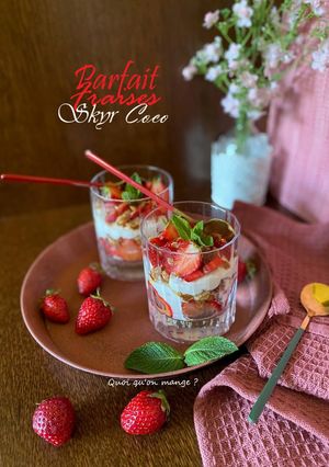 Une photo de Parfait de Skyr aux Fraises et Noix de Coco