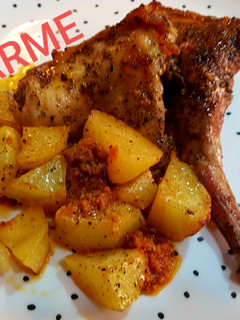 Una foto de Conejo asado, patatas y sobrasada