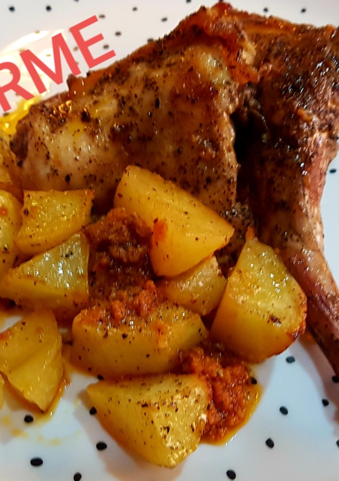 Una foto de Conejo asado, patatas y sobrasada