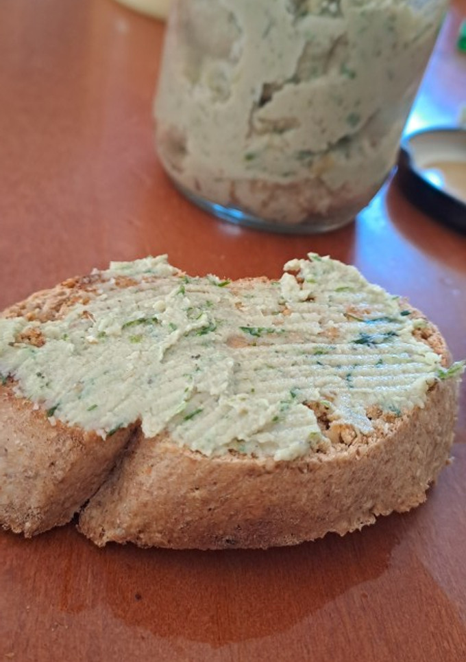 Una foto de Queso untable de castañas de cajú con ciboulette