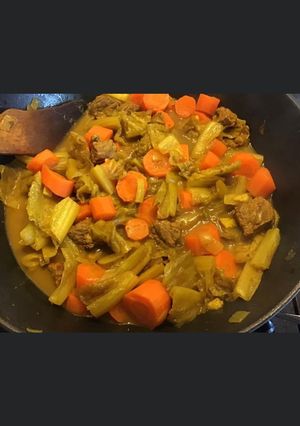 Une photo de Sauté de bœuf aux carottes chou kale coriandre et curcuma