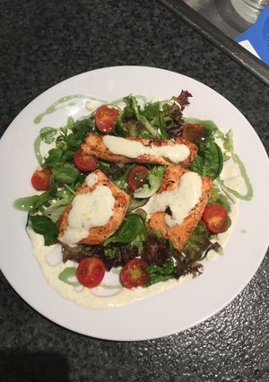 Foto principal de Salmón con salsa griega