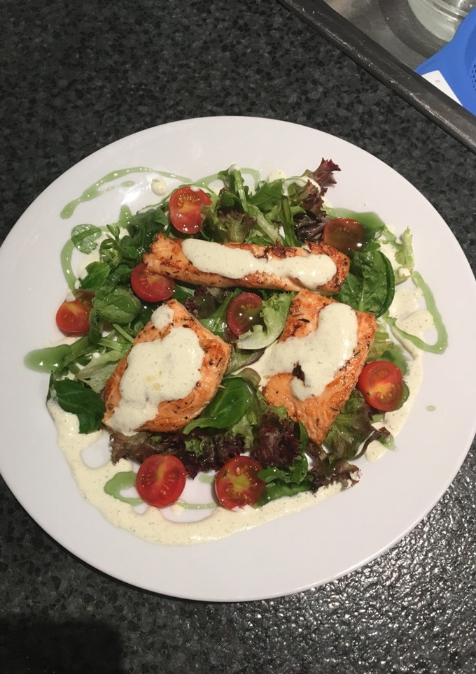 Una foto de Salmón con salsa griega