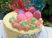 Una foto de pastel de macarrón