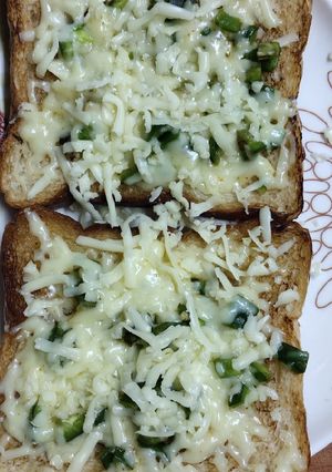 चिझ चिली टोस्ट (cheese chilli toast recipe in marathi) रेसिपी चे मुख्य फोटो