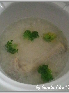 Foto resep Nasi tim saring brokoli & ceker ayam (kampung)