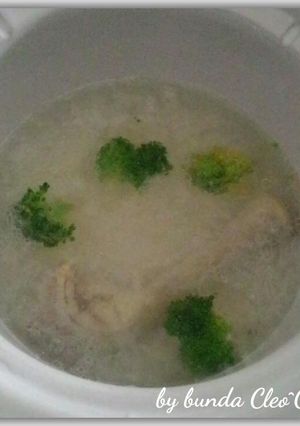 Foto resep Nasi tim saring brokoli & ceker ayam (kampung)
