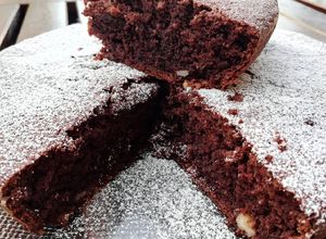 Foto di Torta soffice al cioccolato con albumi e nocciole