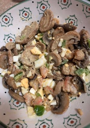 Una foto de Ensalada de champiñones con gambas