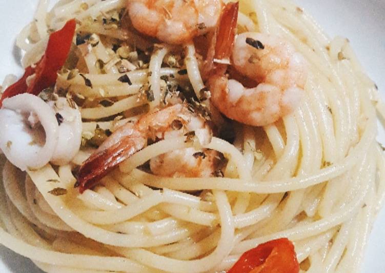 Resep Spaghetti Aglio Olio with prawn &amp; squid Anti Gagal