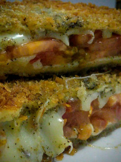 Una foto de Sándwiches tomate y mozzarella rebozado!💕