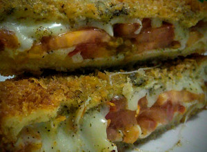 Una foto de Sándwiches tomate y mozzarella rebozado!💕