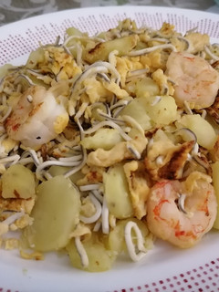 Una foto de Revuelto de gulas con patatas y gambas