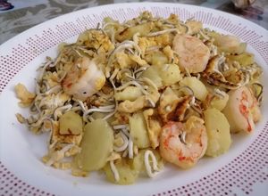 Foto principal de Revuelto de gulas con patatas y gambas