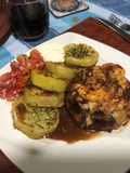 Filete de res bardado, relleno con Camarones y papas Provenzal