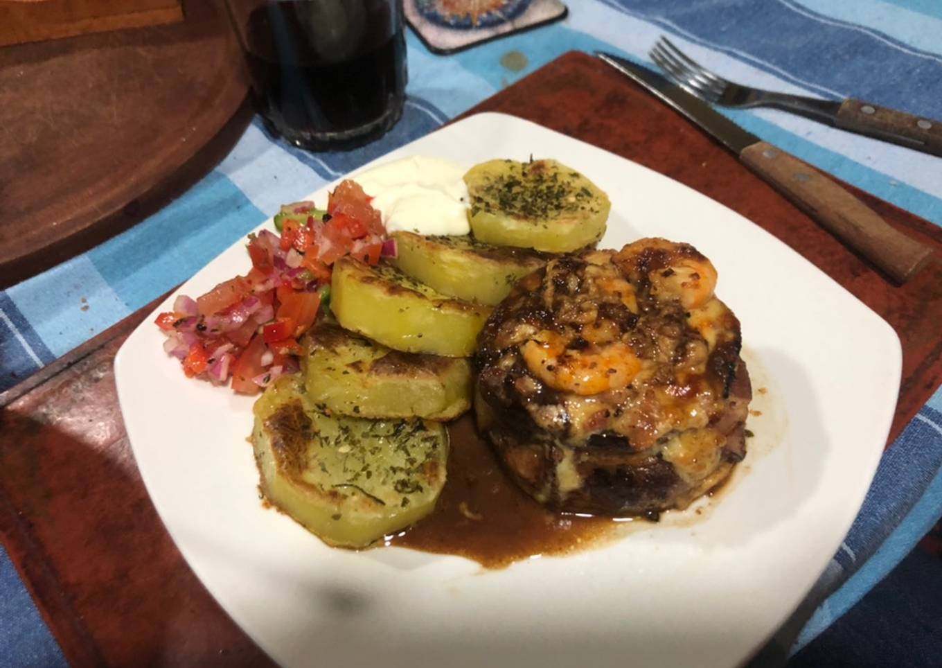 Filete de res bardado, relleno con Camarones y papas Provenzal