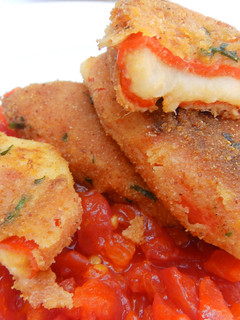 Una foto de Pimientos del piquillo rellenos de brandada de bacalao