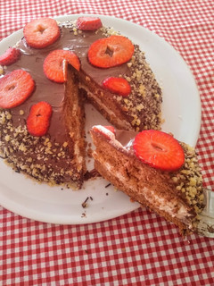 Una foto de Tarta de fresas con chantillí 🍓🍫🍰