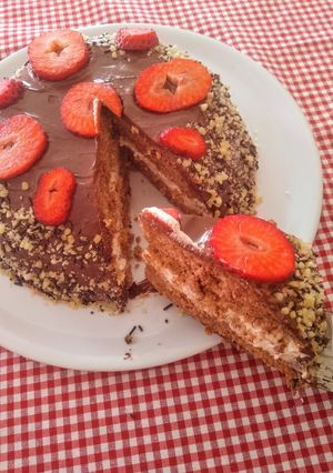 Una foto de Tarta de fresas con chantillí 🍓🍫🍰