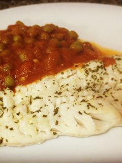 Una foto de Pescadilla con guisantes en salsita de tomate casera ¡cena en 15 minutos!