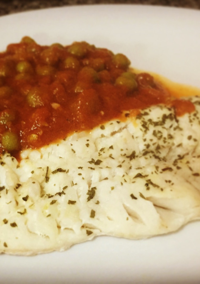 Una foto de Pescadilla con guisantes en salsita de tomate casera ¡cena en 15 minutos!