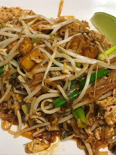 Una foto de Pad thai con pollo