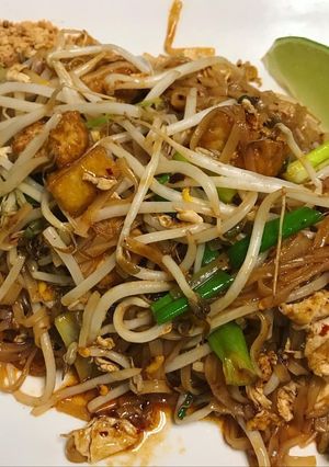 Una foto de Pad thai con pollo