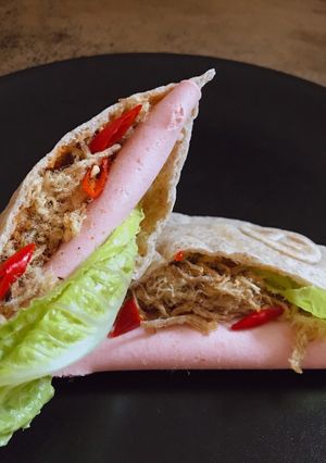 Hình của món Bánh Mì Pita Nhân Chả Lụa Chà Bông.