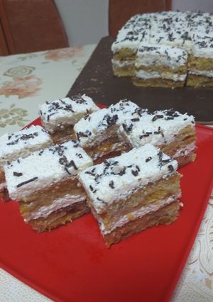 O poză a rețetei Prăjitură cu piersici (cremă de vanilie și frișcă).