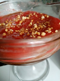 Una foto de Mousse de chocolate con coulis de fresas