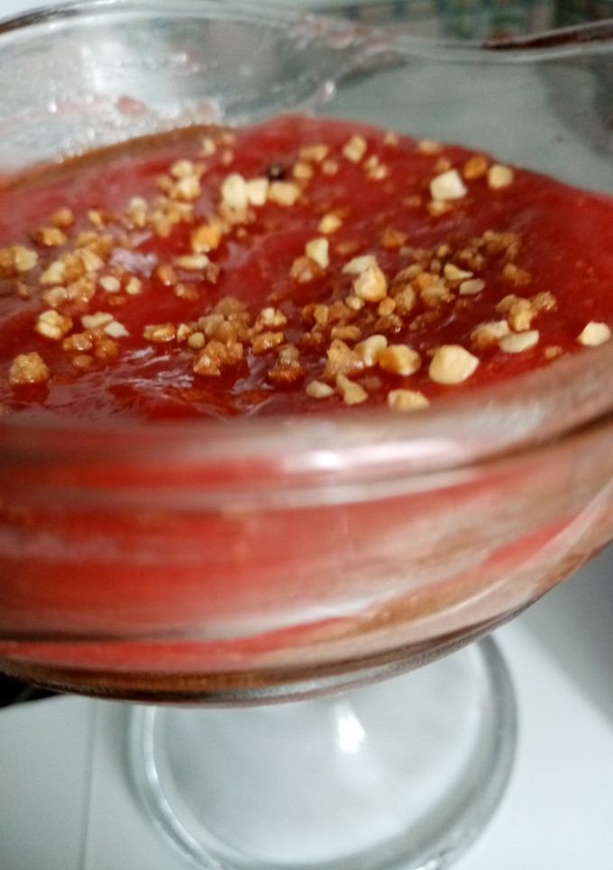 Una foto de Mousse de chocolate con coulis de fresas