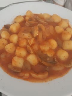 Una foto de Gnocchis con salsa mar e monti
