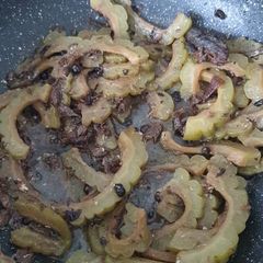 A picture of Stir-fry Bittergourd with Fried fish & Salted Beans.