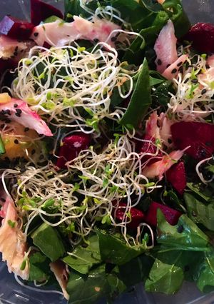 Una foto de Ensalada de espinacas y trucha ahumada