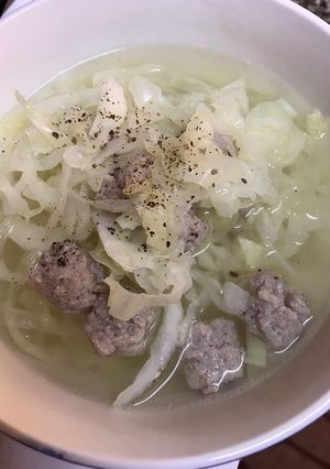 Hình của món Canh bắp cải thịt viên.