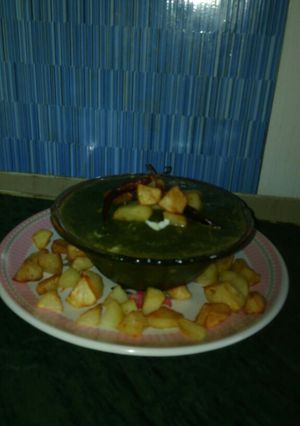 A picture of Palak potatoes curry.