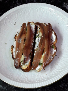 Una foto de Pan de music con queso y anxoas