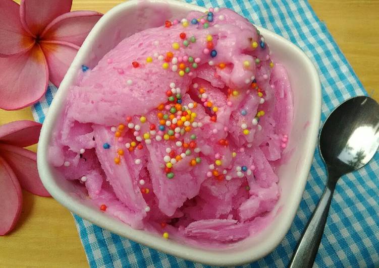 Resep Es krim buah naga stroberi yang Lezat