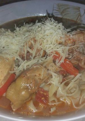 Una foto de Tallarines caseros con salsa de pollo