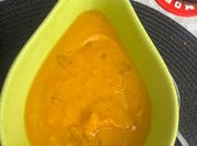 Una foto de crema de calabaza con quesitos