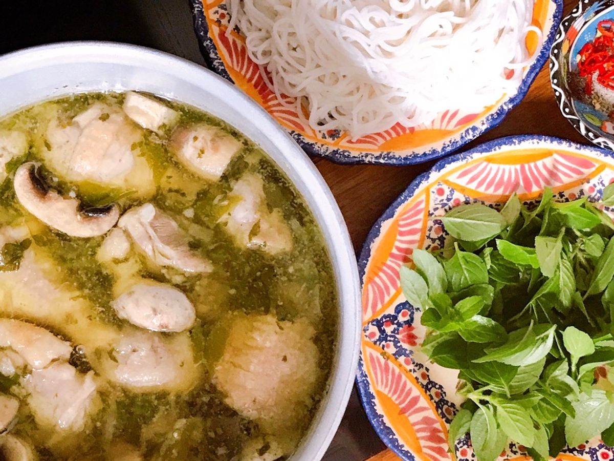 Lẩu Gà Nấm Mỡ Lá Quế