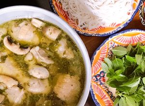 Hình của món Lẩu Gà Nấm Mỡ Lá Quế.