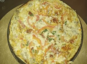 Zdjęcie przepisu Omlet „pizza” z oscypkiem i suszonymi pomidorami.